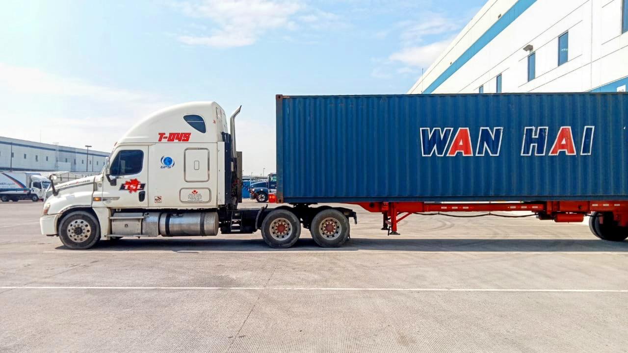 Transporte de carga de TSL con tractocamión y contenedores