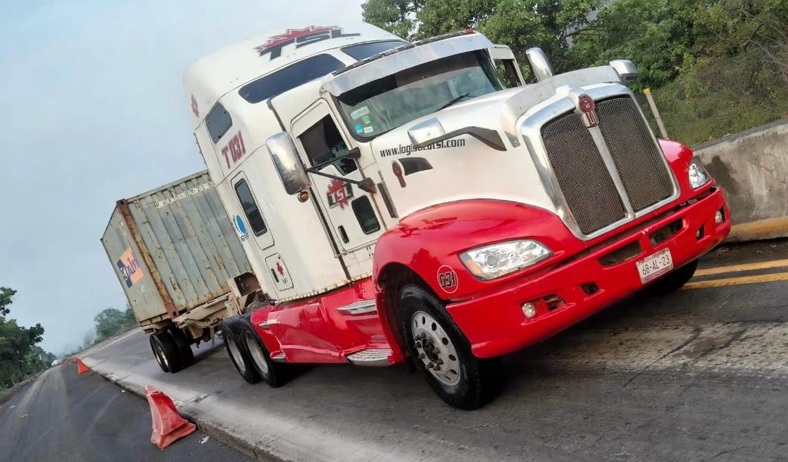 Tractocamión TSL blanco y rojo con contenedor en carretera