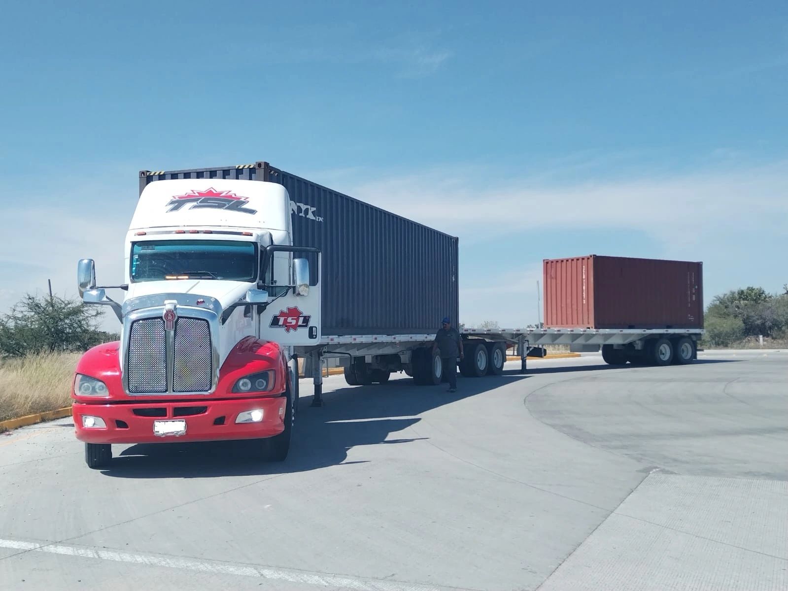 Tractocamión TSL con contenedor y remolque adicional en patio
